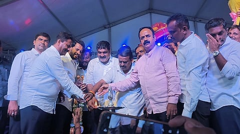 ಕೆ.ಆರ್.ಪೇಟೆ ಪಟ್ಟಣದ ಪುರಸಭೆ ಆವರಣದಲ್ಲಿ ಶಾಸಕ ಎಚ್.ಟಿ.ಮಂಜು ಅವರ 51ನೇ ಹುಟ್ಟು ಹಬ್ಬ ಕಾರ್ಯಕ್ರಮವನ್ನು ಜೆಡಿಎಸ್ ರಾಜ್ಯ ಯುವ ಘಟಕದ ಅಧ್ಯಕ್ಷ ನಿಖಿಲ್ ಕುಮಾರಸ್ವಾಮಿ ಉದ್ಘಾಟಿಸಿದರು. ಶಾಸಕ ಎಚ್.ಟಿ.ಮಂಜು, ಸಿ.ಎನ್.ಬಾಲಕೃಷ್ಣ, ಹರೀಶ್‌ಗೌಡ, ಸ್ವರೂಪ್, ಸುರೇಶ್ ಗೌಡ, ಅಶ್ವಿನ್ ಕುಮಾರ್, ರಾಮಚಂದ್ರ, ಡಿ.ರಮೇಶ್ ಇದ್ದರು.