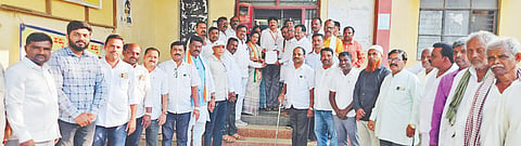 ಶಾಸಕ ಡಾ.ಚಂದ್ರು ಲಮಾಣಿ ರಾಜೀನಾಮೆಗೆ ಆಗ್ರಹಿಸಿ ಕಾಂಗ್ರೆಸ್ ಕಾರ್ಯಕರ್ತರು ತಹಸೀಲ್ದಾರ್ ಮೂಲಕ ರಾಜ್ಯಪಾಲರಿಗೆ ಮನವಿ ಸಲ್ಲಿಸಿದರು. ಮಾಜಿ ಶಾಸಕ ರಾಮಣ್ಣ ಲಮಾಣಿ, ರಾಮಕೃಷ್ಣ ದೊಡ್ಡಮನಿ, ಸುಜಾತಾ ದೊಡ್ಡಮನಿ ಇತರರಿದ್ದರು.