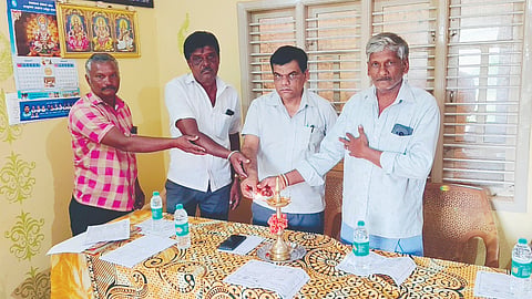 ಗುಬ್ಬಿ ತಾಲೂಕಿನ ಕಾಡಬೆಟ್ಟನಹಳ್ಳಿಯ Economic developmentಡೇರಿಯಲ್ಲಿ ಹಮ್ಮಿಕೊಂಡಿದ್ದ ಸರ್ವ ಸದಸ್ಯರ ವಾರ್ಷಿಕ ಸಭೆಯನ್ನು ವಿಸ್ತಾರಣಾಧಿಕಾರಿ ಮಹೇಶ್​ ಉದ್ಘಾಟಿಸಿದರು. ವಿಸ್ತಾರಣಾಧಿಕಾರಿ ರಾಜು, ಕಾರ್ಯದರ್ಶಿ ಶಿವಕುಮಾರ್​, ಮಾಜಿ ಅಧ್ಯಕ್ಷ ನಾರಾಯಣಪ್ಪ, ಮಾಜಿ ಉಪಾಧ್ಯಕ್ಷ ರಾಜ, ಮಾಜಿ ನಿರ್ದೇಶಕರಾದ ಗಿರಿಜಮ್ಮ, ಲಕ್ಷಿ$್ಮದೇವಮ್ಮ, ರಂಗಪ್ಪ, ಜಗದೀಶ್​ ಇತರರಿದ್ದರು.