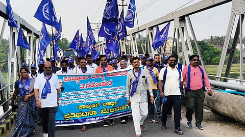 ತಿ.ನರಸೀಪುರ ಪಟ್ಟಣದಲ್ಲಿ ಸೋಮವಾರ ಪ.ಜಾತಿ ಒಳ ಮೀಸಲಾತಿಯಲ್ಲಿ ಬಲಗೈ ಸಮುದಾಯಕ್ಕೆ ಅನ್ಯಾಯ ಆಗಿರುವುದನ್ನು ಖಂಡಿಸಿ, ನ್ಯಾ. ನಾಗಮೋಹನ್ ದಾಸ್ ಆಯೋಗದ ವರದಿಯನ್ನು ತಿರಸ್ಕರಿಸುವಂತೆ ಆಗ್ರಹಿಸಿ ಪರಿಶಿಷ್ಟ ಮಹಾಸಭಾ ಪದಾಧಿಕಾರಿಗಳು ಮೈಸೂರು ಜಿಲ್ಲಾಧಿಕಾರಿಗಳ ಕಚೇರಿವರೆಗೆ ಪಾದಯಾತ್ರೆ ಚಳುವಳಿಯನ್ನು ನಡೆಸಿದರು. ಕೆ.ಎನ್.ಪ್ರಭುಸ್ವಾಮಿ, ಎನ್.ಲಿಂಗಪ್ಪಾಜಿ, ಎ.ಶಿವಕುಮಾರ್, ಎಂ.ಕೆ.ಸಿದ್ದರಾಜು ಇತರರು ಇದ್ದರು.