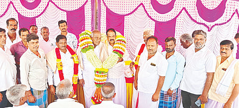 ತಿ.ನರಸೀಪುರ ತಾಲೂಕಿನ ಹಿರಿಯೂರು ಗ್ರಾಮದಲ್ಲಿರುವ ಪ್ರಾಥಮಿಕ ಕೃಷಿ ಪತ್ತಿನ ಸಹಕಾರ ಸಂಘದ ನೂತನ ಅಧ್ಯಕ್ಷರಾಗಿ ಎಂ.ಗುರುಸ್ವಾಮಿ, ಉಪಾಧ್ಯಕ್ಷರಾಗಿ ಎಂ.ಗಿರೀಶ್(ಗಿರಿಮಲ್ಲಯ್ಯ) ಸೋಮವಾರ ಅವಿರೋಧವಾಗಿ ಆಯ್ಕೆಯಾದರು. ನಾಗಪ್ಪ, ವೀರೇಂದ್ರ, ಮನೋಜ್ ಕುಮಾರ್, ನಂಜುಂಡಸ್ವಾಮಿ, ನಂಜುಂಡೇಗೌಡ ಇತರರು ಇದ್ದರು.