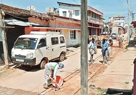 ಮೂಡಿಗೆರೆ ಪಟ್ಟಣದ ಬಡಾವಣೆ ರಸ್ತೆಯಲ್ಲಿ ಅಮೃತ್ ಕುಡಿಯುವ ನೀರಿನ ಯೋಜನೆಯ ಪೈಪ್ ಅಳವಡಿಸಲು ಕಾರ್ಮಿಕರು ಗುಂಡಿ ಅಗೆದಿರುವುದು.