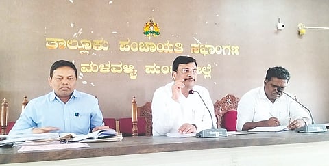 ಮಳವಳ್ಳಿ ಪಟ್ಟಣದ ತಾಲೂಕು ಪಂಚಾಯಿತಿ ಸಭಾಂಗಣದಲ್ಲಿ ಸೋಮವಾರ ಶಾಸಕ ಪಿ.ಎಂ.ನರೇಂದ್ರಸ್ವಾಮಿ ಅಧ್ಯಕ್ಷತೆಯಲ್ಲಿ ತಾಲೂಕು ಮಟ್ಟದ ಅಧಿಕಾರಿಗಳ ಸಭೆ ನಡೆಸಿದರು. ತಹಸೀಲ್ದಾರ್ ಎಸ್.ವಿ.ಲೋಕೇಶ್, ತಾಪಂ ಇಒ ಶ್ರೀನಿವಾಸ್ ಇದ್ದರು. 