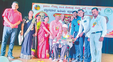 ಮಳವಳ್ಳಿ ಪಟ್ಟಣದ ಅಂಬೇಡ್ಕರ್ ಭವನದಲ್ಲಿ ಭಾನುವಾರ ಹಮ್ಮಿಕೊಂಡಿದ್ದ ಅಭಿನಂದನಾ ಸಮಾರಂಭದಲ್ಲಿ ಪದ್ಮಶ್ರೀ ಪ್ರಶಸ್ತಿ ಪುರಸ್ಕೃತರಾದ ಎಂ.ಅಂಕೇಗೌಡ ಅವರನ್ನು ಅಭಿನಂದಿಸಲಾಯಿತು. ಯಮದೂರು ಸಿದ್ದರಾಜು, ಚೇತನ್ ಕುಮಾರ್, ಶೀಲಾ, ಶಿವಶಂಕರ್, ಚಂದ್ರಶೇಖರ್, ಹನುಮಂತಯ್ಯ ಇದ್ದರು. 