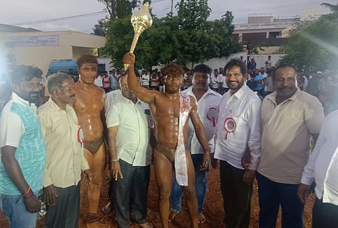 ಮಳವಳ್ಳಿ ಪಟ್ಟಣದಲ್ಲಿ ಗಂಗಾಜಯಂತಿ ಉತ್ಸವದ ಅಂಗವಾಗಿ ಆಯೋಜಿಸಿದ್ದ ರಾಜ್ಯಮಟ್ಟದ ಕುಸ್ತಿ ಪಂದ್ಯಾವಳಿಯಲ್ಲಿ ವಿಜೇತರಾದ ದಾವಣಗೆರೆ ಫೈಲ್ವಾನ್ ಸಂಜೀವ್ ಕೊರವಣಿ ಅವರಿಗೆ  ಬೆಳ್ಳಿಗದೆ ನೀಡಿ ಗೌರವಿಸಲಾಯಿತು. ರವೀಂದ್ರಕುಮಾರ್, ಪೈಲ್ವಾನ್ ಮಾದೇಶ್, ದೊಡ್ಡಯ್ಯ, ಆಟೋ ಮಂಜು ಇದ್ದರು.
