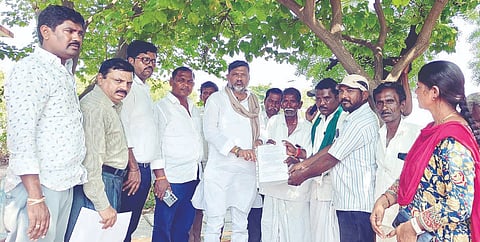 ಮಸ್ಕಿ ತಾಲೂಕಿನ ಮಾರಲದಿನ್ನಿ ಗ್ರಾಮದಲ್ಲಿ ರೈತನಿಗೆ ಪರಿಹಾರದ ಚೆಕ್ ವಿತರಿಸಿದ ಶಾಸಕ ಆರ್.ಬಸನಗೌಡ ತುರ್ವಿಹಾಳ.  ತಹಸೀಲ್ದಾರ್ ಮಂಜುನಾಥ ಭೋಗಾವತಿ, ಇಒ ಅಮರೇಶ ಯಾದವ್, ಮಹಿಬೂಬ್ ಸಾಬ್ ಮುದ್ದಾಪುರ ಇತರರಿದ್ದರು.
