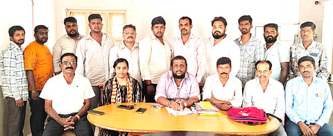 ನೆಲಮಂಗಲದಲ್ಲಿ ಹಮ್ಮಿಕೊಂಡಿದ್ದ ಪೂರ್ವಭಾವಿ ಸಭೆಯಲ್ಲಿ ಬಿ.ಎ.ದಿಲೀಪ್​ಕುಮಾರ್​, ರಾಜ್ಯ ಪ್ರಧಾನ ಕಾರ್ಯದರ್ಶಿ ಆನಂತರಾಮು, ಜಂಟಿ ಕಾರ್ಯದರ್ಶಿ ಗಂಗರಾಜು, ಖಜಾಂಚಿ ವಸಂತ್​, ಸದಸ್ಯ ವಸಂತ್​, ರವಿಕುಮಾರ್​, ಪ್ರಕಾಶ್​, ಮಹಿಳಾ ಟಕ ಅಧ್ಯೆ ಕೆ.ಪ್ರೇಮಾ ಇದ್ದರು.