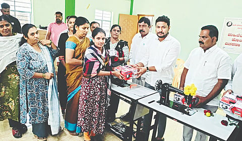 ನಂಜನಗೂಡಿನಲ್ಲಿ ಆಯೋಜಿಸಿದ್ದ ಕಾರ್ಯಕ್ರಮದಲ್ಲಿ ಫಲಾನುಭವಿಗಳಿಗೆ ಹೊಲಿಗೆ ಯಂತ್ರವನ್ನು ಶಾಸಕ ದರ್ಶನ್ ಧ್ರುವನಾರಾಯಣ ವಿತರಿಸಿದರು. ಕಳಲೆ ಕೇಶವಮೂರ್ತಿ, ಗಾಯತ್ರಿ ಮೋಹನ್, ಶ್ರೀಕಂಠ ಇತರರು ಇದ್ದರು.
