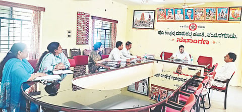ನಂಜನಗೂಡಿನ ಎಪಿಎಂಸಿ ಆವರಣದಲ್ಲಿ ಮಾರುಕಟ್ಟೆ ಅಭಿವೃದ್ಧಿ ಕುರಿತು ಆಯೋಜಿಸಿದ್ದ ಸಭೆಯಲ್ಲಿ ಶಾಸಕ ದರ್ಶನ್ ಧ್ರುವನಾರಾಯಣ ಮಾತನಾಡಿದರು. ಕಳಲೆ ಕೇಶವಮೂರ್ತಿ, ಹುಲ್ಲಹಳ್ಳಿ ಮಾದಪ್ಪ, ಕಾರ್ಯದರ್ಶಿ ಮಹೇಶ್  ಇತರರು ಇದ್ದರು. 