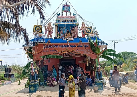 ತಾಲೂಕಿನ ಕಾಳಿಹುಂಡಿ ಗ್ರಾಮದ ಶ್ರೀ ಸಿದ್ದಪ್ಪಾಜಿ ದೇವಸ್ಥಾನದಲ್ಲಿ ಹದಿಮೂರನೇ ವರ್ಷದ ಕೊಂಡೋತ್ಸವ ಕಾರ್ಯಕ್ರಮ ನೆರವೇರಿತು.