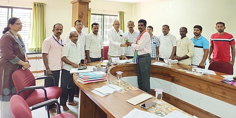 ಪೆರಾಜೆ ಪ್ರಾಥಮಿಕ ಕೃಷಿ ಪತ್ತಿನ ಸಹಕಾರ ಸಂಘದ ನಿರ್ದೇಶಕ ಸ್ಥಾನಕ್ಕೆ ನಾಮ ನಿರ್ದೇಶನರಾದ ಕೆ.ನಾರ್ಣಪ್ಪ ಜತ್ತನ ಅವರನ್ನು ಸಂಘದ ಅಧ್ಯಕ್ಷ ನಾಗೇಶ್ ಕುಂದಲ್ಪಾಡಿ ಸಹಕಾರ ಶಲ್ಯ ಹೊದಿಸಿ ಅಭಿನಂದಿಸಿದರು. ಪಿ. ಎಂ. ಅಶೋಕ, ಎನ್.ಬಿ. ಜಯರಾಮ,  ಸೀತಾರಾಮ ಕದಿಕಡ್ಕ ಇತರರಿದ್ದರು.