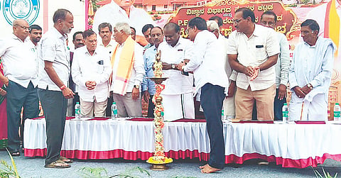 ಪಟ್ಟಣದ ಬಾಲಕಿಯರ ವಿದ್ಯಾಸಂಸ್ಥೆಯ ವಿಜ್ಞಾನ ವಿಭಾಗದ ನೂತನ ಕಟ್ಟಡ ಮತ್ತು ಪಿಇಎಸ್ ಪಬ್ಲಿಕ್ ಶಾಲೆಯ ನೂತನ ಕಟ್ಟಡವನ್ನು ಭಾನುವಾರ ಲೋಕಾರ್ಪಣೆಗೊಳಿಸಿ ಮಾತನಾಡಿದರು.