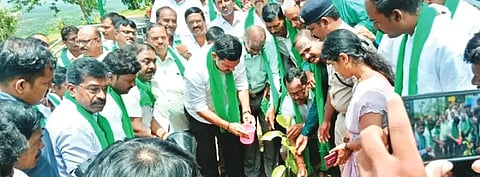 ಚುರ್ಚಿಗುಂಡಿ ಶ್ರೀ ಸಂಗಮೇಶ್ವರ ದೇವಸ್ಥಾನದ ಆವರಣದಲ್ಲಿ ಶಾಸಕ ಬಿ.ವೈ. ವಿಜಯೇಂದ್ರ ಸಸಿ ನೆಟ್ಟು ಕಾರ್ಯಕ್ರಮಕ್ಕೆ ಚಾಲನೆ ನೀಡಿದರು. ಕೆ.ಎಸ್.ಗುರುಮೂರ್ತಿ, ಮಹದೇವಪ್ಪ, ಬಿ.ಡಿ. ಭೂಕಾಂತ್, ಚನ್ನವೀರಪ್ಪ, ಪ್ರಾಚಾರ್ಯೆ ಸುಮಾ, ಪರಶುರಾಮ್ ಇತರರಿದ್ದರು