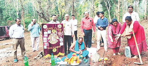 ಲಯನ್ಸ್ ಸಂಸ್ಥೆ ವತಿಯಿಂದ ಉದೇವಾರ ಗ್ರಾಮದ ರುದ್ರಭೂಮಿ ಅಭಿವೃದ್ಧಿಗೆ ಭೂಮಿಪೂಜೆ ನೆರವೇರಿಸಲಾಯಿತು. ಮಂಜುನಾಥ್ ಗಿರೀಶ್, ಸಂಜೀತ್ ಶೆಟ್ಟಿ, ಡಾ.ನವೀನ್ ಚಂದ್ರಶೆಟ್ಟಿ ಇತರರು ಇದ್ದರು. 