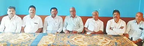 ಸೊರಬದ ಹೊಪೇಟೆ ಬಡವಣೆಯಲ್ಲಿರುವ ಬಿಜೆಪಿ ಕಚೇರಿಯಲ್ಲಿ ತಾಲೂಕು ಬಿಜೆಪಿ  ಮುಖಂಡರ ಸಭೆ ನಡೆಯಿತು. ಗಜಾನನ ರಾವ್, ಎ.ಎಲ್. ಅರವಿಂದ, ಗುರುಪ್ರಸನ್ನ ಗೌಡ, ಸುರೇಶ್, ಹರೀಶ್ ಬಸವರಾಜ್ ಇತರರಿದ್ದರು