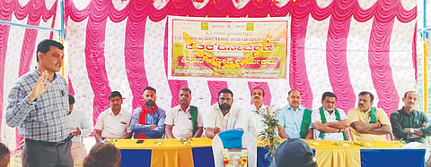 ರೈತ ದಿನಾಚರಣೆ ಅಂಗವಾಗಿ ಹಮ್ಮಿಕೊಂಡಿದ್ದ ಕಿಸಾನ್​ ಗೋಷ್ಠಿ ಕಾರ್ಯಕ್ರಮದಲ್ಲಿ ರೈತ ಸಂಘದ ರಾಜ್ಯ ಪ್ರಧಾನ ಕಾರ್ಯದರ್ಶಿ ವೀರಭದ್ರಸ್ವಾಮಿ Farmer ಇದ್ದರು. 