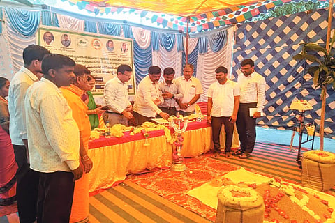 ತರೀಕೆರೆ ಎಪಿಎಂಸಿ ಆವರಣದಲ್ಲಿ ರಾಗಿ ಖರೀದಿ ಕೇಂದ್ರವನ್ನು ಶಾಸಕ ಜಿ.ಎಚ್.ಶ್ರೀನಿವಾಸ್ ಉದ್ಘಾಟಿಸಿದರು.  