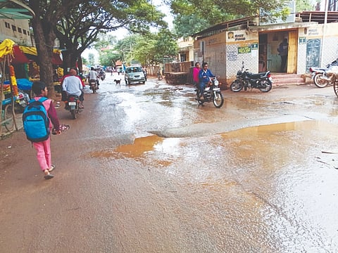 ವಿಜಯಪುರ ಪುರಸಭೆಯ ಮುಂಭಾಗದ ಅಂಗತಟ್ಟಿ ನಂಜುಂಡಪ್ಪ ವೃತ್ತದ ಬಳಿಯ ಸುಲಭ ಶೌಚಗೃಹ ಮತ್ತು ಮಾಯಾ ಆಂಗ್ಲ ಶಾಲೆಯ ಮುಂಭಾಗದಲ್ಲಿ ಒಳಚರಂಡಿ ನೀರು ಹರಿಯುತ್ತಿರುವುದು.