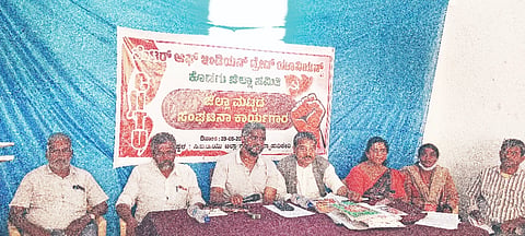 ಕೊಡಗು ಜಿಲ್ಲಾ ಸಿಐಟಿಯು ವತಿಯಿಂದ ನೆಲ್ಲಿಹುದಿಕೇರಿಯಲ್ಲಿ ಒಂದು ದಿನದ ಹಿರಿಯ ಮುಖಂಡರ ಹಾಗೂ ಕಾರ್ಯಕರ್ತರ ಜಿಲ್ಲಾ ಮಟ್ಟದ ಸಂಘಟನಾ ಕಾರ್ಯಾಗಾರ  ನಡೆಯಿತು. ಧರ್ಮೇಶ್, ಪಿ.ಆರ್.ಭರತ್, ಶಾಜಿ ರಮೇಶ್, ಸಾಬು, ಸುಮಿತ್ರಾ  ಇದ್ದರು.