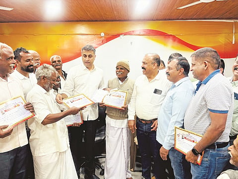 ವಿರಾಜಪೇಟೆಯಲ್ಲಿ ಶಾಸಕ ಎ.ಎಸ್.ಪೊನ್ನಣ್ಣ ಪರಿಶಿಷ್ಟ ಜಾತಿ ಹಾಗೂ ಪಂಗಡದ ಫಲಾನುಭವಿಗಳಿಗೆ ಕೊಳವೆ ಬಾವಿ ಸೌಲಭ್ಯದ ಪ್ರಮಾಣ ಪತ್ರ ವಿತರಿಸಿದರು. ಮಿದೇರೀರ ನವೀನ್, ತೆನ್ನಿರ ಮೈನಾ, ನವೀನ್, ಪ್ರಶಾಂತ್ ಇದ್ದರು.