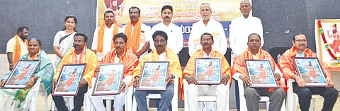 ಯಾದಗಿರಿಯಲ್ಲಿ ಗುರುವಾರ ಹಮ್ಮಿಕೊಂಡ ಭಗೀರಥ ಮಹರ್ಷಿ ಜಯಂತಿ ಕಾರ್ಯಕ್ರಮದಲ್ಲಿ ಸಮಾಜದ ವಿವಿಧ ಸಾಧಕರನ್ನು ಶಾಸಕ ಚನ್ನಾರಡ್ಡಿ ಪಾಟೀಲ್​ ತುನ್ನೂರ ಸನ್ಮಾನಿಸಿದರು. ಯುಡಾ ಅಧ್ಯಕ್ಷ ಬಾಬುರಾವ ಕಾಡ್ಲೂರ್​, ಶ್ರೀಧರ ಗೊಟುರ, ಮಲ್ಲಿಕಾರ್ಜುನ ಕಟ್ಟಿಮನಿ ಇತರರಿದ್ದರು.