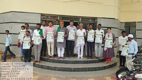 ಶಹಾಪುರ ಪ್ರವಾಸಿ ಮಂದಿರದಲ್ಲಿ ಕೃಷಿ ಇಲಾಖೆಯಿಂದ ಶುಕ್ರವಾರ ಹಮ್ಮಿಕೊಂಡ ಮುಂಗಾರು ಹಂಗಾಮು ಬಿತ್ತನೆ ಕುರಿತ ಭಿತ್ತಿಪತ್ರವನ್ನು ಸಹಾಯಕ ನಿರ್ದೇಶಕ ಸುನೀಲಕುಮಾರ ಯಾಳವಾರ ಬಿಡುಗಡೆ ಮಾಡಿದರು. ಮಲ್ಲಣ್ಣ ಪರಿವಾಣ, ಶರಣು ಮಂದಾರವಾಡ, ಚಂದನಗೌಡ ಹಬ್ಬಳ್ಳಿ, ಶರಣಗೌಡ ಪಾಟೀಲ್​, ಚನ್ನಪ್ಪ ಆನೆಗುಂದಿ, ರಮೇಶ ಗಾಂಜಿ, ಅಶೋಕ ಸಾಹುಕಾರ ಬಲ್ಕಲ್​ ಇತರರಿದ್ದರು.