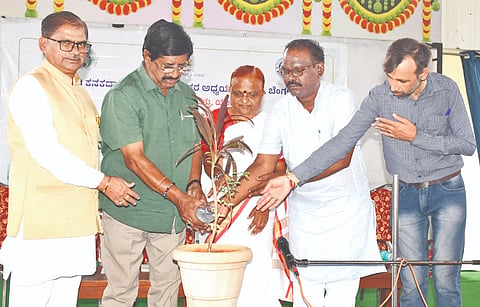 ಯಾದಗಿರಿಯಲ್ಲಿ ಮಂಗಳವಾರ ಆಯೋಜಿಸಿದ್ದ ಉತ್ತರ ಕರ್ನಾಟಕ ತತ್ವಪದ ಹಾಡುಗಾರರ ಸಮಾವೇಶವನ್ನು ಸಾಹಿತಿ ಡಾ.ಸಿದ್ದರಾಮ ಹೊನ್ಕಲ್​ ಉದ್ಘಾಟಿಸಿದರು. ಡಾ.ಮೀನಾಕ್ಷಿ ಬಾಳಿ, ಡಾ.ಸುಭಾಷಚಂದ್ರ ಕೌಲಗಿ, ಡಾ.ಭೀಮರಾಯ ಲಿಂಗೇರಿ, ಡಾ.ಎಸ್​.ಎಸ್​.ನಾಯಕ ಇತರರಿದ್ದರು.