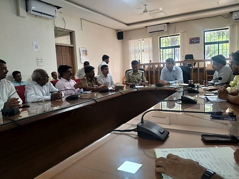 ಬಕ್ರೀದ್​ ನಿಮಿತ್ತ ಯಾದಗಿರಿ ಜಿಲ್ಲಾಧಿಕಾರಿ ಕಚೇರಿಯಲ್ಲಿ ಶುಕ್ರವಾರ ಕರೆದಿದ್ದ ಸಭೆಯಲ್ಲಿ ಡಿಸಿ ರಾಹುಲ್​ ಪಾಂಡ್ವೆ ಮಾತನಾಡಿದರು. ಎಸ್​ಪಿ ಪೃಥ್ವಿಕ್​ ಶಂಕರ್​, ಎಡಿಸಿ ರಮೇಶ ಕೋಲಾರ, ವಿಶ್ವನಾಥ ಸಿರವಾರ ಇತರರಿದ್ದರು.