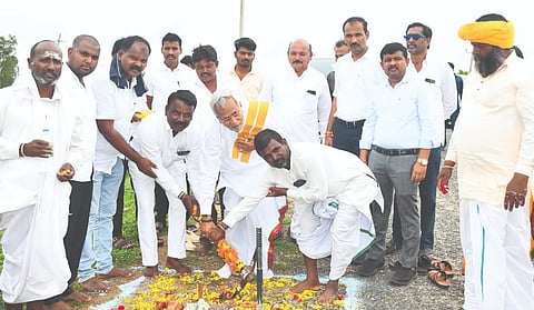 ಯಾದಗಿರಿ ತಾಲೂಕಿನ ರಾಮಸಮುದ್ರ ಗ್ರಾಮದಲ್ಲಿ ಗುರುವಾರ ಶಾಸಕ ಚನ್ನಾರಡ್ಡಿ ಪಾಟೀಲ್ ತುನ್ನೂರ ರಸ್ತೆ ಕಾಮಗಾರಿಗೆ ಚಾಲನೆ ನೀಡಿದರು. ದೇವೇಂದ್ರಪ್ಪ ರಾಮಸಮುದ್ರ, ನಾಗಣ್ಣಗೌಡ ಹಳಿಗೇರಾ, ಹಣಮಂತ, ಪರಶುರಾಮ, ಹಣಮಂತ ಬಳಿಚಕ್ರ, ಹಣಮಂತ ನಾಯಕ, ಭಾಸ್ಕರ್ ಇತರರಿದ್ದರು.