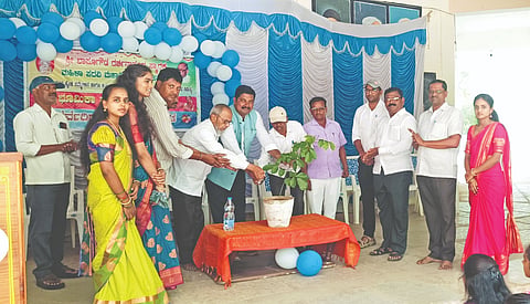 ಶಹಾಪುರದ ಬಾಪುಗೌಡ ದರ್ಶನಾಪುರ ಸ್ಮಾರಕ ಮಹಿಳಾ ಪದವಿ ಕಾಲೇಜಿನಲ್ಲಿ ಶುಕ್ರವಾರ ಆಯೋಜಿಸಿದ ವಾರ್ಷಿಕ ಸ್ನೇಹ ಸಮ್ಮೇಳನವನ್ನು ಸಿ.ಬಿ.ಪ್ರೌಢಶಾಲೆ ಮುಖ್ಯಗುರು ತಿಪ್ಪಣ್ಣ ಜಮಾದಾರ ಉದ್ಘಾಟಿಸಿದರು. ಪ್ರೊ.ಶಿವಲಿಂಗಣ್ಣ ಸಾಹು, ಸೈಯದ್​ ಚಾಂದಪಾಶಾ, ದೇವಿಂದ್ರಪ್ಪ ಆಲ್ದಾಳ, ಡಾ.ಭೀಮಪ್ಪ ಭಂಡಾರಿ, ಸಂಗಣ್ಣ ದಿಗ್ಗಿ ಇತರರಿದ್ದರು.