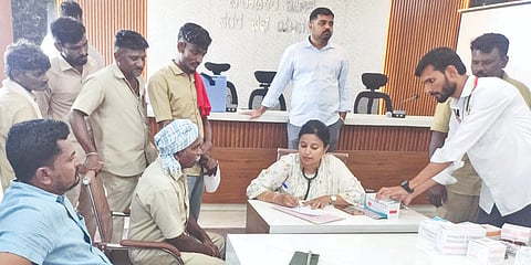 ಯಾದಗಿರಿ ನಗರಸಭೆಯಲ್ಲಿ ಗುರುವಾರ ಆಯೋಜಿಸಿದ್ದ ಆರೋಗ್ಯ ಶಿಬಿರದಲ್ಲಿ ಪೌರಕಾರ್ಮಿಕರ ಆರೋಗ್ಯ ತಪಾಸಣೆ ಮಾಡಲಾಯಿತು. ಪೌರಾಯುಕ್ತ ಉಮೇಶ ಚವ್ಹಾಣ್, ಡಾ.ವಿನಿತಾ, ಶ್ರೀಧರ್ಮ, ಶೇಖ್ ಮೊಯಿನುದ್ದೀನï, ಪದ್ಮಾವತಿ, ಕಾಂಚನಾ, ಮಾಲಿಂಗ ಇತರರಿದ್ದರು.