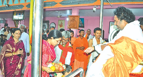ಯಾದಗಿರಿ ಸಮಿಪದ ಅಬ್ಬೆತುಮಕೂರಿನ ವಿಶ್ವಾರಾಧ್ಯ ಮಠದಲ್ಲಿ ಭಾನುವಾರ ನಡೆದ ಶ್ರಾವಣ ಮಾಸದ ಸಂಗೀತ ರುದ್ರಾಭಿಷೇಕದಲ್ಲಿ ಪೀಠಾಽಪತಿ ಡಾ.ಗಂಗಾಧರ ಸ್ವಾಮೀಜಿ ಭಕ್ತರಿಗೆ ದರ್ಶನಾಶೀರ್ವಾದ ಕರುಣಿಸಿದರು.