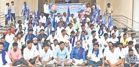 ನೀಟ್ ಪರೀಕ್ಷೆ ಪ್ರಶ್ನೆ ಪತ್ರಿಕೆ ಸೋರಿಕೆ ಖಂಡಿಸಿ ಗುರುವಾರ ದಸಂಸ ಜಿಲ್ಲಾ ಘಟಕದ ಪದಾಽಕಾರಿಗಳು ಡಿಸಿ ಕಚೇರಿ ಎದುರು ಪ್ರತಿಭಟನೆ ನಡೆಸಿ ಜಿಲ್ಲಾಽಕಾರಿ ಮೂಲಕ ಪ್ರಧಾನ ಮಂತ್ರಿಗೆ ಮನವಿ ಸಲ್ಲಿಸಿದರು. ಶಿವಪುತ್ರ ಜವಳಿ, ಚಂದಪ್ಪ ಮುನಿಯಪ್ಪನವರ್, ಶಿವಲಿಂಗ ಹಸನಾಪುರ, ಮರೆಪ್ಪ ಕ್ರಾಂತಿ, ಮಲ್ಲಪ್ಪ ಪೂಜÁರಿ ಕುರುಕುಂದ, ದೊಡ್ಡಪ್ಪ ಕಾಡಿಂಗೇರ ಇತರರಿದ್ದರು.