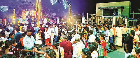 ಯಳಂದೂರು ಪಟ್ಟಣದಲ್ಲಿ ಸೋಮವಾರ ರಾತ್ರಿ ಪಟ್ಟಲದಮ್ಮ ದೇವಿಯನ್ನು ಅಲಂಕೃತ ವಾಹನದಲ್ಲಿ ಮೆರವಣಿಗೆ ಮಾಡಲಾಯಿತು.