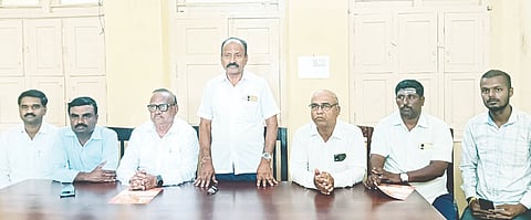 ಯಳಂದೂರು ಪಟ್ಟಣದ ಪ್ರವಾಸಿ ಮಂದಿರದಲ್ಲಿ ಗುರುವಾರ ಬಸವ ಉತ್ಸವ ಸಮಾರಂಭದ ಅಂಗವಾಗಿ ಆಯೋಜಿಸಿದ್ದ ಪೂರ್ವಭಾವಿ ಸಭೆಯಲ್ಲಿ ವೀರಶೈವ ಮಹಾಸಭಾದ ತಾಲೂಕು ಅಧ್ಯಕ್ಷ ಜಿ.ಮಹದೇವಸ್ವಾಮಿ ಮಾತನಾಡಿದರು.
