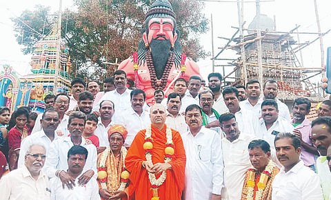  ಯಳಂದೂರು ತಾಲೂಕಿನ ಹೊನ್ನೂರು ಗ್ರಾಮದಲ್ಲಿ ಭಾನುವಾರ ಭಗೀರಥ ಪುತ್ಥಳಿ ಹಾಗೂ ಭವನವನ್ನು ಭಗೀರಥ ಪೀಠದ ಶ್ರೀ ಪುರುಷೋತ್ತಮಾನಂದಪುರಿ ಸ್ವಾಮಿಜಿ ಪುಷ್ಪಾರ್ಚನೆ ಮಾಡಿ ಪೂಜೆ ಸಲ್ಲಿಸಿದರು. ಶಾಸಕ ಎ.ಆರ್.ಕೃಷ್ಣಮೂರ್ತಿ, ಮಾಜಿ ಶಾಸಕ ಜಿ.ಎನ್. ನಂಜುಂಡಸ್ವಾಮಿ ಸೇರಿದಂತೆ ಇತರರು ಇದ್ದರು. 