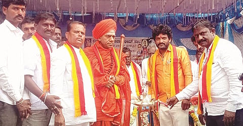 ಯಲಬುರ್ಗಾ ತಾಲೂಕಿನ ಕುದುರಿಕೋಟಗಿ ಗ್ರಾಮದಲ್ಲಿ ಹಮ್ಮಿಕೊಂಡಿದ್ದ ಗ್ರಾಮ ಘಟಕ ಉದ್ಘಾಟನಾ ಕಾರ್ಯಕ್ರಮಕ್ಕೆ ಶ್ರೀ ಬಸವಲಿಂಗೇಶ್ವರ ಸ್ವಾಮೀಜಿ ಚಾಲನೆ ನೀಡಿದರು. ಪ್ರಮುಖರಾದ ಛತ್ರಪ್ಪ ಮುಧೋಳ, ಶಶಿಧರ ಹೊಸಮನಿ, ಕಳಕಪ್ಪ ತಳವಾರ, ಅಂದಪ್ಪ ಛಲವಾದಿ, ಶಂಕ್ರಪ್ಪ ಜಕ್ಕಲಿ, ಪ್ರಕಾಶ ಉಂಗ್ರಾಣಿ, ಮಲ್ಲಪ್ಪ ಸುರಕೊಡ, ಕಲ್ಲಯ್ಯ ಸಸಿಮಠ, ಅಂದಪ್ಪ ರೇವಡಿ ಇತರರಿದ್ದರು.