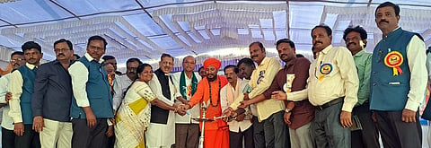 ಹಗರಿಬೊಮ್ಮನಹಳ್ಳಿ ತಾಲೂಕಿನ ಬೆಣ್ಣಿಕಲ್ಲು ಗ್ರಾಮದಲ್ಲಿ ಸ.ಹಿ.ಪ್ರಾ.ಶಾಲೆ ಶತಮಾನೋತ್ಸವದ ಸಮರೋಪ ಸಮಾರಂಭವನ್ನು ಮಾಜಿ ಸಚಿವ ಎನ್.ಎಂ.ನಬಿ ಉದ್ಘಾಟಿಸಿದರು.