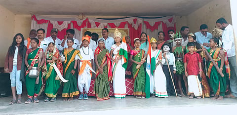 ಪಾಮನಕಲ್ಲೂರಿನಲ್ಲಿ ಏರ್ಪಡಿಸಿದ್ದ ಪ್ರತಿಭಾ ಕಾರಂಜಿ ಕಾರ್ಯಕ್ರಮದಲ್ಲಿ ಮಕ್ಕಳ ಛದ್ಮವೇಷ ಗಮನ ಸೆಳೆಯಿತು.