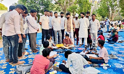 ನಂಜನಗೂಡಿನ ಪ್ರವಾಸಿ ಮಂದಿರದಲ್ಲಿ ಗರಳಪುರಿ ಉತ್ಸವ ಹಿನ್ನೆಲೆ ಚಿತ್ರಕಲಾ ಸ್ಪರ್ಧೆಯನ್ನು ವಿವಿಧ ಗಣ್ಯರು ವೀಕ್ಷಿಸುತ್ತಿರುವುದು. ಶಾಸಕ ದರ್ಶನ್, ರಾಹುಲ್ ಜಾರಕಿಹೊಳಿ, ಮಂಜುನಾಥಗೌಡ, ಚಂದನ್ ಗೌಡ ಇತರರು ಇದ್ದರು. 