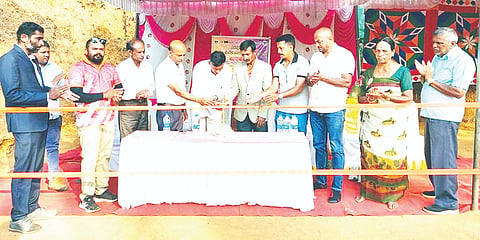 ಬಲ್ಲಮಾವಟಿ ಗ್ರಾಮದಲ್ಲಿ ನಮೋ ಯುವಕ ಸಂಘದ ವತಿಯಿಂದ ಇತ್ತೀಚೆಗೆ ಆಯೋಜಿಸಲಾಗಿದ್ದ ಎರಡನೇ ವರ್ಷದ ಹೊನಲು ಬೆಳಕಿನ ಶಟಲ್ ಬ್ಯಾಡ್ಮಿಂಟನ್ ಪಂದ್ಯಾವಳಿಯನ್ನು ಎಡಿಕೇರಿ ಪ್ರಸನ್ನ ಉದ್ಘಾಟಿಸಿದರು. ಭೈರುಡ ವಸಂತ, ಚೋಕಿರ ಭಾಭಿ ಭೀಮಯ್ಯ, ಹರೀಶ್ ಕುಶಾಲಪ್ಪ ಇತರರಿದ್ದರು.
