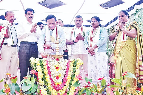 ಮೇಕೇರಿ ಗೌರಿ ಶಂಕರ ದೇವಾಲಯದಲ್ಲಿ ಶ್ರೀ ಕ್ಷೇತ್ರ ಧರ್ಮಸ್ಥಳ ಗ್ರಾಮಾಭಿವೃದ್ಧಿ ಯೋಜನೆಯ ಬೆಟ್ಟಗೇರಿ ವಲಯದ ವತಿಯಿಂದ ಆಯೋಜಿಸಿದ ವಿವಿಧ ಕಾರ್ಯಕ್ರಮಗಳನ್ನು ವಿಧಾನಸಭಾ ಮಾಜಿ ಅಧ್ಯಕ್ಷ  ಕೊಂಬಾರನ ಜಿ. ಬೋಪಯ್ಯ ದೀಪ ಬೆಳಗಿಸಿ ಉದ್ಘಾಟಿಸಿದರು. 