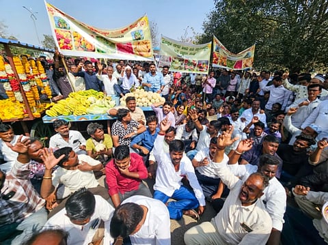 ಕೊಪ್ಪಳದಲ್ಲಿ ಶುಕ್ರವಾರ ನಗರದ ಎಲ್ಲಾ ಚಿಕ್ಕಪುಟ್ಟ ಬೀದಿಬದಿ ವ್ಯಾಪಾರಿಗಳು ಡಿಸಿ ಕಚೇರಿ ಮುಂದೆ ಬೃಹತ್​ ಪ್ರತಿಭಟನೆ ನಡೆಸಿದರು.