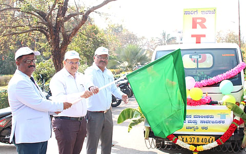 ಕೊಪ್ಪಳದಲ್ಲಿ ಶುಕ್ರವಾರ ಹಮ್ಮಿಕೊಂಡಿದ್ದ 37ನೇ ರಾಷ್ಟ್ರೀಯ ರಸ್ತೆ ಸುರಕ್ಷತಾ ಜಾಥಾಕ್ಕೆ ಡಿಸಿ ಡಾ.ಸುರೇಶ ಬಿ.ಇಟ್ನಾಳ ಚಾಲನೆ ನೀಡಿದರು. ಹಿರಿಯ ಸಿವಿಲ್​ ನ್ಯಾಯಾಧೀಶ ಮಹಾಂತೇಶ ದರಗದ, ಪ್ರಾದೇಶಿಕ ಸಾರಿಗೆ ಅಧಿಕಾರಿ ಪ್ರಭುಸ್ವಾಮಿ ಹಿರೇಮಠ ಇದ್ದರು. 