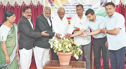 ಕಲಬುರಗಿಯ ವಿಶ್ವನಾಥ ರೆಡ್ಡಿ ಮುದ್ನಾಳ ಪದವಿ ಪೂರ್ವ ಕಾಲೇಜಿನಲ್ಲಿ ನೇತಾಜಿ ಸುಭಾಶ್ಚಂದ್ರ ಬೋಸ್​ ಜಯಂತಿ ಆಚರಿಸಲಾಯಿತು. ಡಾ.ಅಲ್ಲಾಹುದ್ದಿನ್​ ಸಾಗರ, ವೈಜನಾಥ ಕೋಳಾರ, ಡಾ.ಸಂತೋಷ ನಾಗಲಾಪುರ, ಸಿಎ ಆಕಾಶ ಸರಡಗಿ ಇತರರಿದ್ದರು.