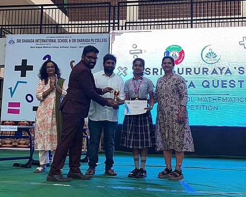 ಕೊಪ್ಪಳ ತಾಲೂಕಿನ ಕಿಡದಾಳ ಶ್ರೀ ಶಾರದಾ ಇಂಟರ್ನ್ಯಾಷನಲ್​ ಶಾಲೆಯಲ್ಲಿ ಭಾನುವಾರ ಹಮ್ಮಿಕೊಂಡಿದ್ದ ಆರ್ಯಭಟ ಕ್ವೆಸ್ಟ್​-3.0 ಅಂತರ ಶಾಲಾ ಗಣಿತ ಸ್ಪರ್ಧೆಯಲ್ಲಿ ಆರಾಧ್ಯ ಬಿ.ಎಂ ಪ್ರಥಮ ಸ್ಥಾನ ಪಡೆದರು. ಗುರುರಾಯ ಕೋಚಿಂಗ್​ ಸೆಂಟರ್​ನ ಸಂಸ್ಥಾಪಕ ನಿರ್ದೇಶಕ ರಾಘವೇಂದ್ರ ಕುಲಕರ್ಣಿ, ಶಾರದಾ ಸಂಸ್ಥೆ ನಿರ್ದೇಶಕ ಕಿರಣ್​ ಪಾಟೀಲ್​ ಇದ್ದರು. 