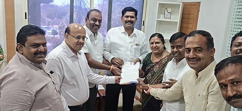 ಹುಲಿಕೆರೆ ಒತ್ತುವರಿ ತೆರವಿಗೆ ಆಗ್ರಹಿಸಿ ಬಿಜೆಪಿ ಜಿಲ್ಲಾ ಪದಾಧಿಕಾರಿಗಳು ಸೋಮವಾರ ಸಚಿವ ಶಿವರಾಜ ತಂಗಡಗಿ, ಸಂಸದ ರಾಜಶೇಖರ ಹಿಟ್ನಾಳ ಹಾಗೂ ಜಿಲ್ಲಾಧಿಕಾರಿ ಡಾ.ಸುರೇಶ ಬಿ.ಇಟ್ನಾಳಗೆ ಮನವಿ ಸಲ್ಲಿಸಿದರು. ಶಾಸಕ ದೊಡ್ಡನಗೌಡ ಪಾಟೀಲ್​, ವಿಪ ಸದಸ್ಯೆ ಹೇಮಲತಾ ನಾಯಕ, ಬಿಜೆಪಿ ರಾಜ್ಯ ಕಾರ್ಯಕಾರಣಿ ಸದಸ್ಯ ಡಾ.ಬಸವರಾಜ ಕ್ಯಾವಟರ್​, ಪ್ರಮುಖರಾದ ಮಹಾಂತೇಶ ಮೈನಳ್ಳಿ, ವಿರೇಶ ಸಜ್ಜನ ಇದ್ದರು. 