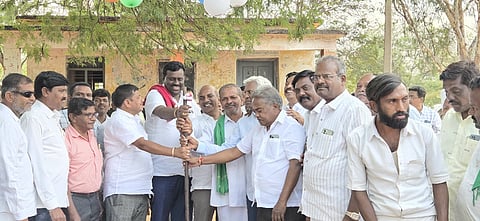 ಕೊಪ್ಪಳ ತಾಲೂಕಿನ ಹ್ಯಾಟಿ ಗ್ರಾಮದ ಕೆಪಿಎಸ್​ ಶಾಲೆ ಕಟ್ಟಡ ಕಾಮಗಾರಿಗೆ ಶಾಸಕ ರಾಘವೇಂದ್ರ ಹಿಟ್ನಾಳ ಸೋಮವಾರ ಅಡಿಗಲ್ಲು ನೆರವೇರಿಸಿದರು. ನಗರಾಭಿವೃದ್ಧಿ ಪ್ರಾಧಿಕಾರ ಅಧ್ಯಕ್ಷ ಪ್ರಸನ್ನ ಗಡಾದ, ಜಿಪಂ ಮಾಜಿ ಅಧ್ಯಕ್ಷ ಎಸ್​.ಬಿ.ನಾಗರಳ್ಳಿ, ಜಿಪಂ ಮಾಜಿ ಸದಸ್ಯ ಗೂಳಪ್ಪ ಹಲಿಗೇರಿ, ತಾಲೂಕ ಗ್ಯಾರಂಟಿ ಯೋಜನೆಗಳ ಅನುಷ್ಠಾನ ಪ್ರಾಧಿಕಾರ ಅಧ್ಯಕ್ಷ ಎಸ್​.ಬಾಲಚಂದ್ರನ್​, ಪ್ರಮುಖರಾದ ಜುಲ್ಲು ಖಾದ್ರಿ ಇದ್ದರು. 