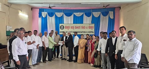 ಕೊಪ್ಪಳ&ಭಾಗ್ಯನಗರ ಬಂದ್​ಗೆ ಬೆಂಬಲ ಕೋರಿ ಸೋಮವಾರ ವಕೀಲರ ಸಂದ ಪದಾಧಿಕಾರಿಗಳಿಗೆ ಹೋರಾಟಗಾರರು ಮನವಿ ಸಲ್ಲಿಸಿದರು. 