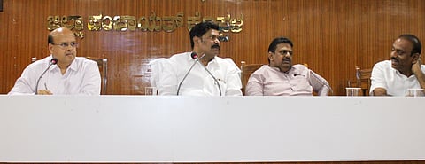 ಕೊಪ್ಪಳದಲ್ಲಿ ಸಚಿವ ಶಿವರಾಜ ತಂಗಡಗಿ ಅಧ್ಯಕ್ಷತೆಯಲ್ಲಿ ಸೋಮವಾರ ಕುಡಿವ ನೀರು ಕಾಮಗಾರಿಗಳ ಪ್ರಗತಿ ಪರಿಶೀಲನೆ ನಡೆಯಿತು. ವಿಪಕ್ಷ ಮುಖ್ಯ ಸಚೇತಕ ದೊಡ್ಡನಗೌಡ ಪಾಟೀಲ್​, ಸಂಸದ ರಾಜಶೇಖರ ಹಿಟ್ನಾಳ, ವಿಪ ಸದಸ್ಯೆ ಹೇಮಲತಾ ನಾಯಕ, ಡಿಸಿ ಡಾ.ಸುರೇಶ ಬಿ.ಇಟ್ನಾಳ, ಜಿಪಂ ಸಿಇಒ ವರ್ಣಿತ್​ ನೇಗಿ, ಎಸಿ ಕ್ಯಾ.ಮಹೇಶ ಮಾಲಗಿತ್ತಿ, ಜಿಪಂ ಉಪ ಕಾರ್ಯದರ್ಶಿ ಟಿ.ಕೃಷ್ಣಮೂರ್ತಿ ಇದ್ದರು. 